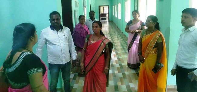 ସ୍ମାର୍ଟ ସ୍କୁଲ ପରିଦର୍ଶନ କଲେ ବ୍ଲକ ଅଧ୍ୟକ୍ଷା ଓ ଅନ୍ୟ ନିର୍ବାଚିତ ପ୍ରତିନିଧି