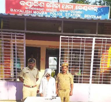 ଦୋକାନୀର ମୁଣ୍ଡରେ ରିଭଲଭର୍ ଲଗାଇ ଦାଦାବଟି ମାଗି ଦୁର୍ଦ୍ଧାନ୍ତ ଯୁବକ ଗିରଫ