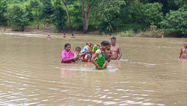 ଲଗାଣ ବର୍ଷା ହେବା ଫଳରେ ଜଳବନ୍ଦୀ ରେ ରହିଥିଲେ ତିନି ଗାଁ