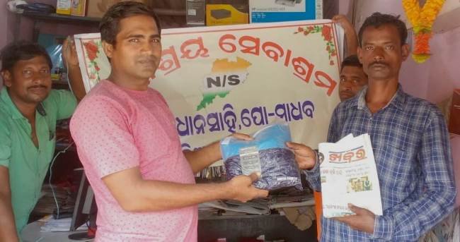 ନିରାଶ୍ରୟ ସେବାଶ୍ରମ ତରଫରୁ ଖବର କାଗଜ ବିତରକ ଙ୍କୁ ରେନ କୋଟ ପ୍ରଦାନ