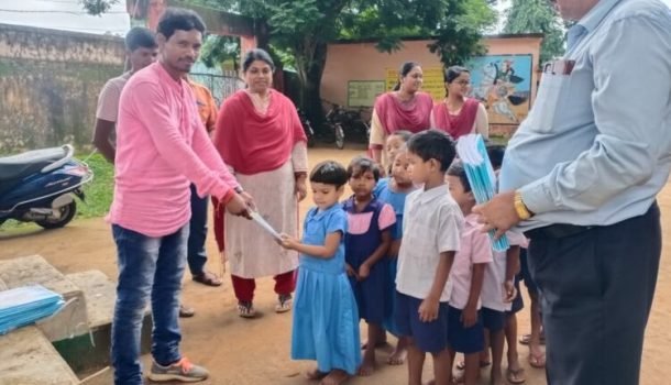 ବିଦ୍ୟାଳୟରେ ପୁସ୍ତକ ବିତରଣ କାର୍ଯ୍ୟକ୍ରମ