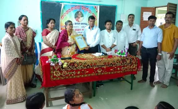 ସଂସ୍କୃତ ଶିକ୍ଷୟିତ୍ରୀଙ୍କୁ ଅବସରକାଳୀନ ସମ୍ବର୍ଦ୍ଧନା