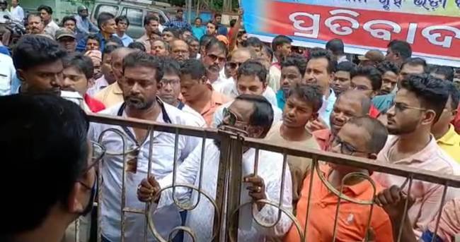 ଦୋକାନ ଗୃହ ଟିକସ ବୃଦ୍ଧି ନେଇ ରାଇରଙ୍ଗପୁର ପୌରପରିଷଦ ଦୋକାନ ସଂଘ ତରଫରୁ ବିଶାଳ ପ୍ରତିବାଦ ସଭା