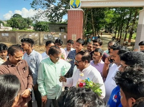 କେନ୍ଦ୍ରାପଡା କଲେଜରେ ନାମଲେଖା ଦେୟ ହ୍ରାସ ପାଇଁ ବିଧାୟକଙ୍କୁ ସ୍ୱାଗତ