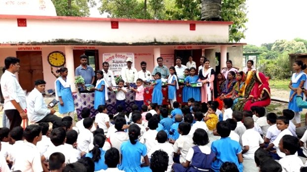 ହରିହର ନୋଡାଲ ସ୍କୁଲରେ ପୋଷାକ ବଣ୍ଟନ ଉତ୍ସବ