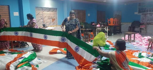 ଜାତୀୟ ପତାକା ସିଲାଇ କରି ଚର୍ଚ୍ଚାରେ