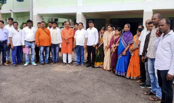 ଜିଲ୍ଲାପାଳଙ୍କ ଦ୍ୱାରସ୍ଥ ହେଲେ ପଂଚାୟତ ପ୍ରତିନିଧି ମାନେ