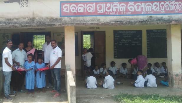 ଅନାଥ ପିଲାଙ୍କୁ ବିଦ୍ୟାଳୟରେ ନାମ ଲେଖାଇଲେ ବିପଦର ବନ୍ଧୁ ପରିବାର