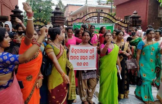 ଗାଡ଼ି ପାର୍କିଂର ମହାଘୋଟଲା ପ୍ରତିବାଦରେ ବିଏମ୍‌ସି ଅଫିସ୍ ସମ୍ମୁଖରେ କିନ୍ନରମାନଙ୍କ ଧାରଣା