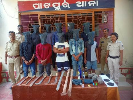 ଡକାୟତି ଯୋଜନା ପଣ୍ଡ ୧୦ ଗିରଫ , ବିଭିନ୍ନ ମାରଣାସ୍ତ୍ର ସହ ୬ ଟି ଅଫୁଟା ବୋମା ଜବତ