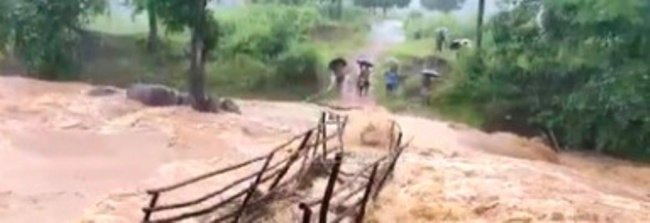 କାଲି ପେନୁ ନଦୀ ଉପରେ ଥିବା ଅସ୍ଥାୟୀ କାଠ ପୋଲ ଭାସିଗଲା