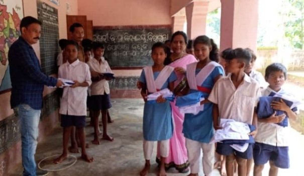 ବିଦ୍ୟାଳୟରେ ପୋଷାକ ବିତରଣ