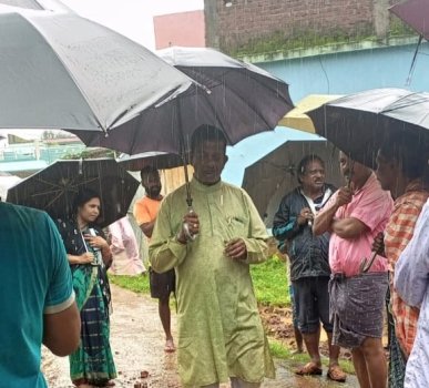 ଲଗାଣ ବର୍ଷା, ଘରେ ପଶିଲା ପୋଖରୀ ପାଣି