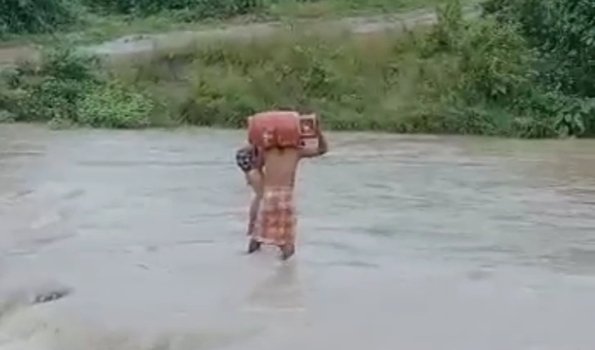 ଗ୍ୟାସ ନେବା ବେଳେ ଭରା ନଈର ପାର ହେଉଥିବା ବେଳେ ବୁଡି ଯିବାବେଳେ ଉଦ୍ଧାର