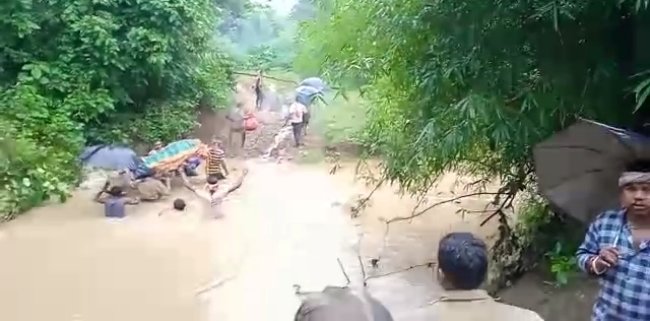 ଶବକୁ ନଦୀ ପାର କରି ଶ୍ମଶାନ ଘାଟକୁ ବୋହି ନେଲେ ଡ୍ରାଇଭର ସଂଘର ସଦସ୍ୟ