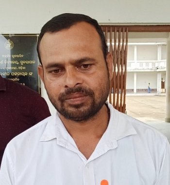 ମଦ ଖାଇ ସ୍କୁଲ ଆସିବା ଓ ଛାତ୍ରଙ୍କୁ ଲୁହା ପାଇପ ରେ ପିଟିବା ମାହାଙ୍ଗା ପଡିଲା, ଆଦର୍ଶ ବିଦ୍ୟାଳୟର ଅଧ୍ୟକ୍ଷ ନିଲମ୍ବିତ ହେଲେ