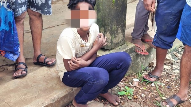 ମୋବାଇଲ ଚୋରୀ ବେଳେ ଧରା ପଡିଲା ନାବାଳକ, ପୁଲିସ ରେ ଜିମା ଦେଲେ ଲୋକେ