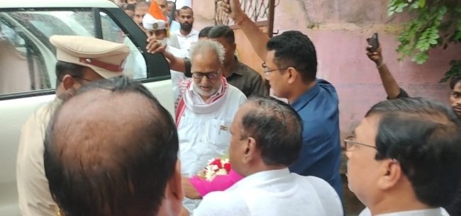 ରାଜ୍ୟପାଳଙ୍କୁ ପୁଷ୍ପଗୁଛ ଦେଇ ସ୍ୱାଗତ କଲେ ସମବାୟବୀତ ପ୍ରମୋଦ ସାହୁ