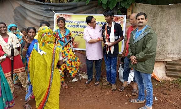 ଜନ୍ମ ଦିବସରେ ଅସହାୟଙ୍କୁ ଛତା ବଂଟନ