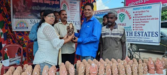 ସାଇସମ୍ପତି ରିଅଲଈଷ୍ଟେଟ ତରଫରୁ ଗଣେଶ ପୂଜା ଉପଲକ୍ଷେ ମାଟି ଗଣେଶ ମୂର୍ତ୍ତି ଦାନ