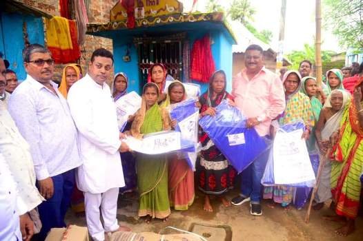 ବନ୍ୟା ପ୍ରଭାବିତ ପରିବାର କୁ ପଲଥିନ ଓ ଶୁଖିଲା ଖାଦ୍ୟ ବଣ୍ଟନ