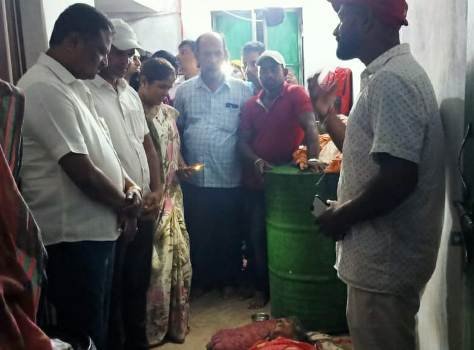 ଶ୍ଵାସରୁଦ୍ଧରେ ମୃତକଙ୍କ ପରିବାର ନିକଟକୁ ଗଲେ ଶ୍ରମ ମନ୍ତ୍ରୀ