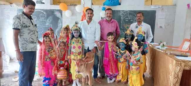 ମଙ୍ଗଳପୁର ସ୍ୱାମୀ ବିବେକାନନ୍ଦ ଶିକ୍ଷାକେନ୍ଦ୍ରରେ ନନ୍ଦ ଉତ୍ସବ ପାଳିତ ବେଲଗୁଣ୍ଠା, (ସନ୍ତୋଷ ବିଶୋଇ):ବେଲଗୁଣ୍ଠା ବ୍ଲକ ଅଧିନ ମଙ୍ଗଳପୁର ଗ୍ରାମରେ ଅବସ୍ତିତ ସ୍ୱାମୀ ବିବେକାନନ୍ଦ ଶିକ୍ଷା କେନ୍ଦ୍ରରେ ପ୍ରତିବର୍ଷ ଭଳି ଚଳିତ ବର୍ଷ ମଧ୍ୟ ନନ୍ଦ ଉତ୍ସଵ ପାଳନ କରାଯାଇଛି ।ଉକ୍ତ ଉତ୍ସବରେ ମୁଖ୍ୟ ଅତିଥି ଭାବେ ସରପଞ୍ଚ ପ୍ରତିନିଧି ଜ୍ୟୋତିରଞ୍ଜନ ନାୟକ ଯୋଗଦେଇଥିବାବେଳେ ଜିଲିବା ସେବାସମବୟ ସମିତି ଅଧ୍ୟକ୍ଷ ପିତାମ୍ବର ଆପଟ ମୁଖ୍ୟ ବକ୍ତା ଓ ସମାନିତ ଅତିଥି ଭାବେ ଶ୍ରୀକୃଷ୍ଣ ଖଟେଇ ଯୋଗଦେଇ ରାଧା, କୃଷ୍ଣ ବେଶରେ ସଜ୍ଜିତ ହୋଇଥିବା କୁନି କୁନି ଛାତ୍ର,ଛାତ୍ରୀଙ୍କୁ ପୁରସ୍କୃତ କରିଥିଲେ। ଶିକ୍ଷା କେନ୍ଦ୍ର ସମ୍ପାଦକ ମାଧବ ଚନ୍ଦ୍ର ଆପଟ ଅତିଥି ଙ୍କ ପରିଚୟ ପ୍ରଦାନ କରିଥିଲେ।ଓ ରାଜଲଷ୍ମୀ, ଜସ୍ଵୀନ, ସୁନିତା,ସୁଲୋଚନା,ଗୁରୁମାସହଯୋଗ କରିଥିବା ବେଳେ ବିଜୟଲଷ୍ମୀ ଗୁରୁମା ଅତିଥି ଙ୍କୁ ଧନ୍ୟବାଦ ଅର୍ପଣ କରିଥିଲେ।