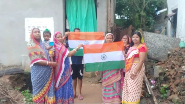 ହର ଘର ତ୍ରିରଙ୍ଗା ଅଭିଯାନ ରେ ସ୍ୱୟଂ ସହାୟିକା ଗୋଷ୍ଠି ଙ୍କ ଦ୍ୱାରା ଜାତୀୟ ପତାକା ବଣ୍ଟନ