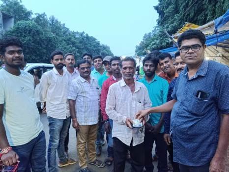 ସ୍କୁଲ ଶିକ୍ଷକ ଅଶୋକ ଗିରି ରାସ୍ତାରୁ ପାଇଥିବା ପର୍ଶ, ଦସ୍ତାବିଜ ଏବଂ ୨୦ ହଜାର ଟଙ୍କା ଫେରାଇ ମହନୀୟତା ପ୍ରଦର୍ଶନ