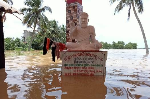 ବନ୍ୟା ଜଳ ଘେରରେ ଗୋପବନ୍ଧୁଙ୍କ ପ୍ରତିମୂର୍ତ୍ତି
