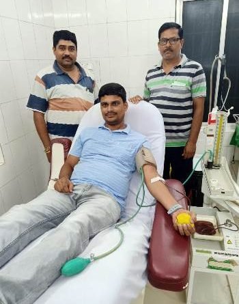 ପୁତ୍ର ଜନ୍ମ ଖୁସିରେ ମହିଳାଙ୍କୁ ରକ୍ତଦାନ କଲେ ଯୁବକ