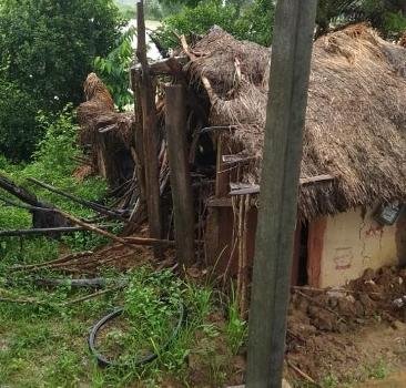 ଲଗାଣ ବର୍ଷାରେ ଭୁଶିଡିଲା ଘରର କାନ୍ଥ,ଅଳ୍ପକେ ବର୍ତ୍ତିଲେ