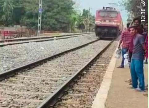 ପାରଳାଖେମୁଣ୍ଡି ଶେରସାହିନିକଟସ୍ଥ ରେଳଲାଇନଠାରେ ଟ୍ରେନରେ କଟି ଯୁବକଙ୍କ ମୁତ୍ୟୁ