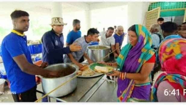ନୌସେନା ପକ୍ଷରୁ ବନ୍ୟା ବିପନ୍ନ ଙ୍କୁ ରନ୍ଧା ଖାଦ୍ୟ ବଣ୍ଟନ