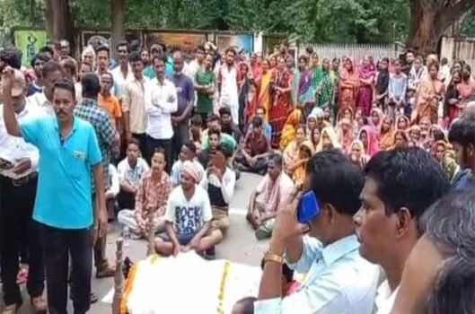 ନଦୀରେ ଯୁବକ ଭାସିଯିବା ଘଟଣା: ଜିଲାପାଳଙ୍କ କାର୍ଯ୍ୟାଳୟ ଆଗରେ ମୃତଦେହ ରଖି ଉତ୍ୟକ୍ତ ଲୋକଙ୍କ ଧାରଣା