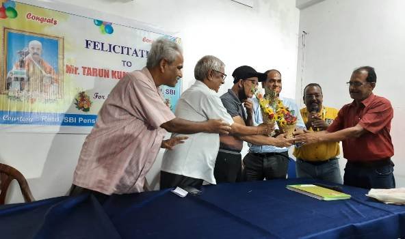 ଏସବିଆଇ ଅବସରପ୍ରାପ୍ତ କର୍ମଚାରୀ ସଂଘ ପକ୍ଷରୁ ବଡି ବିଲ୍ଡର ତରୁଣ କୁମାର ଚାଟାର୍ଜୀଙ୍କୁ ସମ୍ବର୍ଦ୍ଧନା