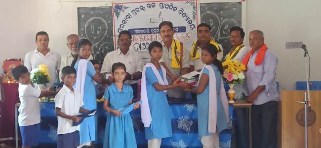 ପଙ୍କଳସାହି ଉ.ପ୍ରା. ବିଦ୍ୟାଳୟରେ ପୋଷାକ ବଣ୍ଟନ ମେଳା