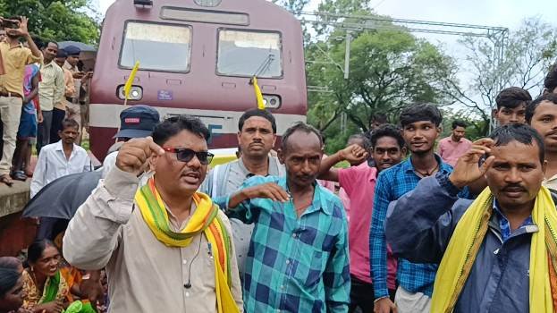 କୁଡୁମିଙ୍କୁ ପୁନର୍ବାର ଆଦିବାସୀ ତାଲିକାଭୁକ୍ତ ନେଇ ଅଁଳାଯୋଡ଼ିରେ ରେଳଛେଙ୍କା ଅଭିଯାନ