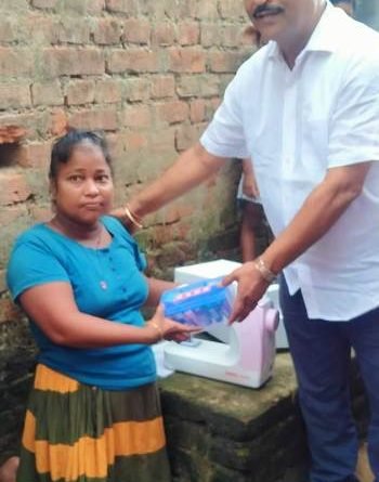 ଦିବ୍ୟାଙ୍ଗ ଲକ୍ଷ୍ମୀ ଙ୍କୁ ମିଳିଲା ସିଲାଇ ମେସିନ। ପ୍ରତିଶ୍ରୁତି ରକ୍ଷା କଲେ ସ୍ଵାଧୀନ