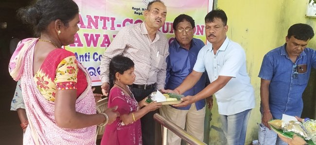 ବାସହରା ଆଶ୍ରୟସ୍ଥଳରେ ରନ୍ଧା ଖାଦ୍ୟ ବଣ୍ଟନ