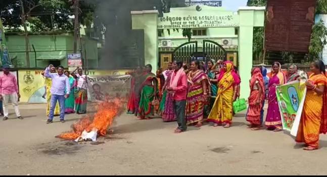 କୁଡୁମି ସଂପ୍ରଦାୟ ଉପରେ କେନ୍ଦ୍ର ମନ୍ତ୍ରୀ ବିଶେଶ୍ୱର ଟୁଡୁଙ୍କ ବିବାଦୀୟ ମନ୍ତବ୍ୟ ନେଇ କୁଡୁମି ସେନା ପକ୍ଷରୁ ରାଇରଙ୍ଗପୁରରେ ପ୍ରତିବାଦ