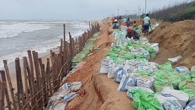 ଅଶାନ୍ତ ସମୁଦ୍ରକୁ ଅସ୍ଥାୟୀ ସୁରକ୍ଷା ପ୍ରାଚୀର ପ୍ରତିରୋଧ କରିବା ଅସମ୍ଭବ