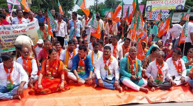 ବିଜେପି ପକ୍ଷରୁ ରାସ୍ତାରୋକ, ଗଣ ଶିକ୍ଷାମନ୍ତ୍ରୀ ଙ୍କ କୁଶପୁତ୍ତଳିକା ଦାହ