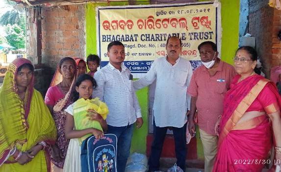 ଭଗବତ ଚାରିଟେବଲ୍ ଟ୍ରଷ୍ଟ ପକ୍ଷ୍ୟରୁ ଗରିବ ଅସହାୟ ପରିବାରଙ୍କୁ ରାସନସାମଗ୍ରୀ ବଣ୍ଟନ