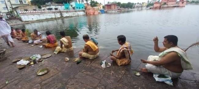 ପିତୃପୁରୁଷ ଙ୍କୁ ଶ୍ରଦ୍ଧାଳୁଙ୍କ ପିଣ୍ଡଦାନ