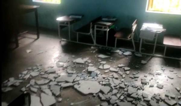 ଶ୍ରେଣୀ ଗ୍ରୁହ ଛାତରୁ ପ୍ଲାଷ୍ଟର ଖସି ୭ ଛାତ୍ରଛାତ୍ରୀ ଆହାତ ଘଟଣା ଜେଇଙ୍କୁ ଦାୟୀ କଲେ ଅବିଭାବକ