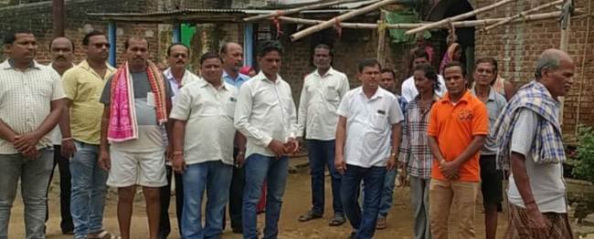 ଗୁରୁ ଦାୟିତ୍ୱ ସ୍ଵତ୍ତ୍ୱେ ମୃତକଙ୍କ ପରିବାରକୁ ଭେଟିବାକୁ ଭୁଲିଲେ ନାହିଁ ମନ୍ତ୍ରୀ