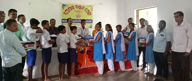 ଉଚ୍ଚ ପ୍ରାଥମିକ ବିଦ୍ୟାଳୟରେ ପୋଷାକ ବଣ୍ଟନ ମେଳା