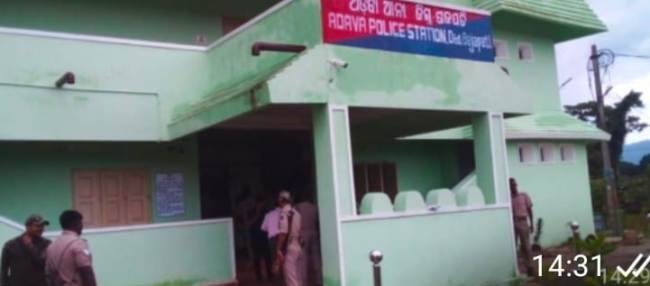 ଅଡବା ଥାନାରେ ଅଘଟଣ -ଗଞ୍ଜେଇ ଅଭିଯୁକ୍ତ କୁ ଗିରଫ କରିବା ଯୋଗୁଁ ଥାନାରେ ଧସେଇ ପଶି ଥାନା ଭାଙ୍ଗିଲେ ଉତ୍ୟକ୍ତ ଲୋକେ