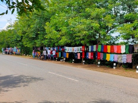 ରାସ୍ତାକଡ଼ରେ ପସରା ମେଲାଇଛନ୍ତି ପୁଟପାଥ୍ ରେଡ଼ିମେଡ଼ି